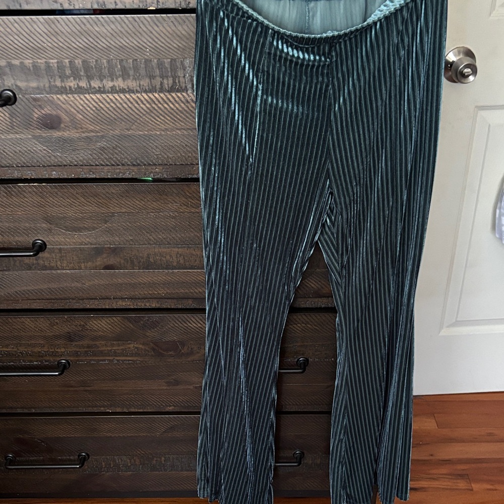 Velvet Pleated Wide-Leg Pants in Teal